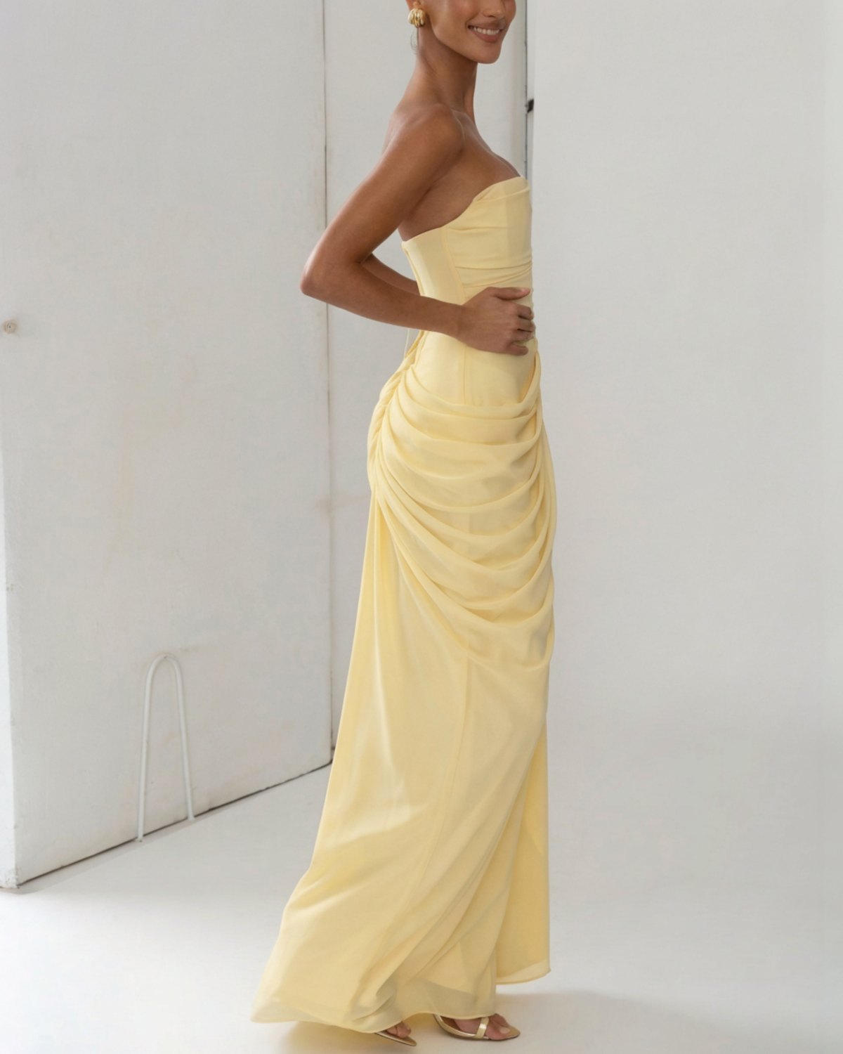 TAMAR™ | VESTIDO LARGO STRAPLESS CON ABERTURA LATERAL