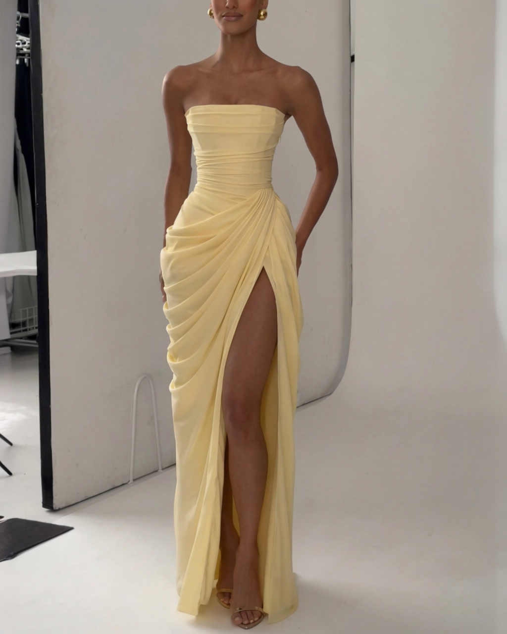 TAMAR™ | VESTIDO LARGO STRAPLESS CON ABERTURA LATERAL
