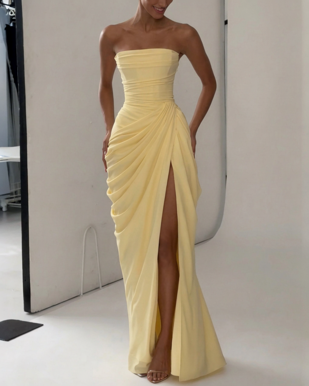 TAMAR™ | VESTIDO LARGO STRAPLESS CON ABERTURA LATERAL